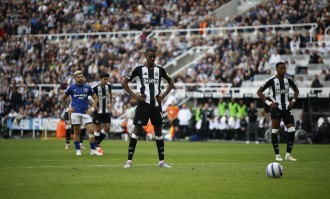 纽卡斯尔如何应对伊萨克转会风波：豪帅的智慧与球队的专注