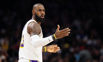 狄龙与詹姆斯对撞被驱逐出场 湖人神奇一战防守斗志苏醒